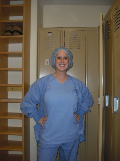 a picture of Aleigha, one of the Tulum Volunteers, volunteering at the OR on a school break